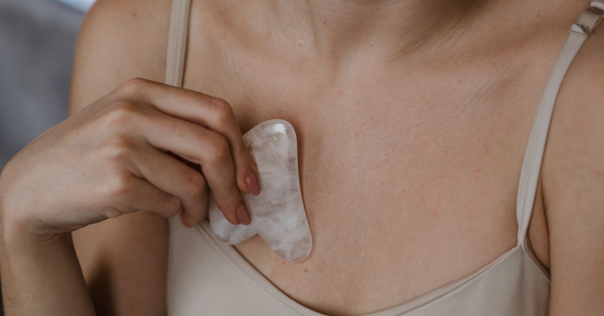 Gua Sha krok po kroku: jak prawidłowo używać kamienia, by zobaczyć efekty
