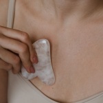 Gua Sha krok po kroku: jak prawidłowo używać kamienia, by zobaczyć efekty