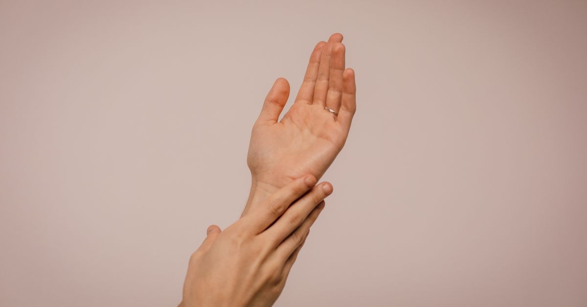 Suche dłonie pod kontrolą: 7 prostych rytuałów pielęgnacyjnych, które naprawdę działają
