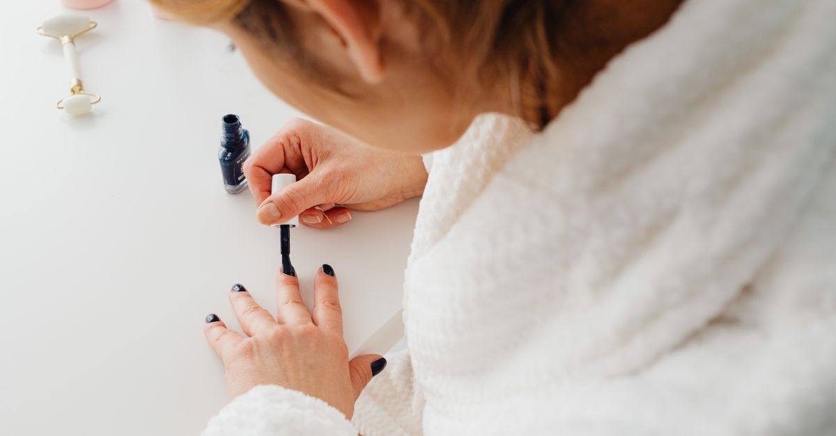 Perfekcyjny manicure bez wychodzenia z domu: krok po kroku do salonowego efektu