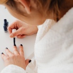 Perfekcyjny manicure bez wychodzenia z domu: krok po kroku do salonowego efektu