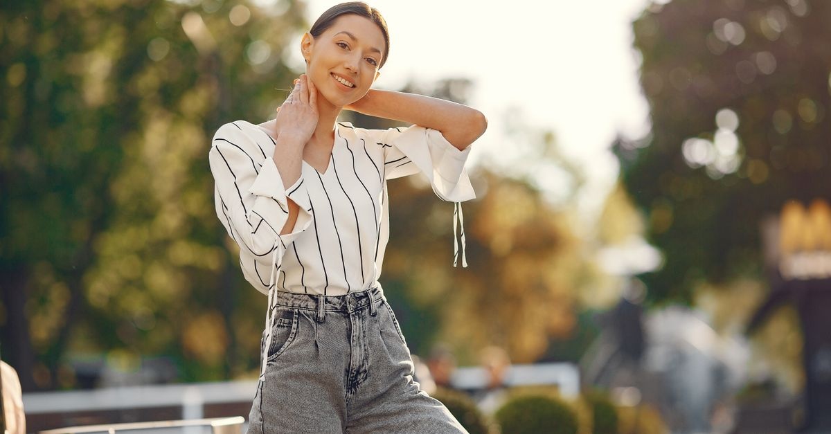Spodnie z wysokim stanem bez tajemnic: stylizacje, które wydłużają nogi i podkręcają look