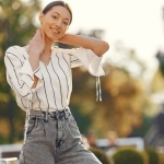 Spodnie z wysokim stanem bez tajemnic: stylizacje, które wydłużają nogi i podkręcają look