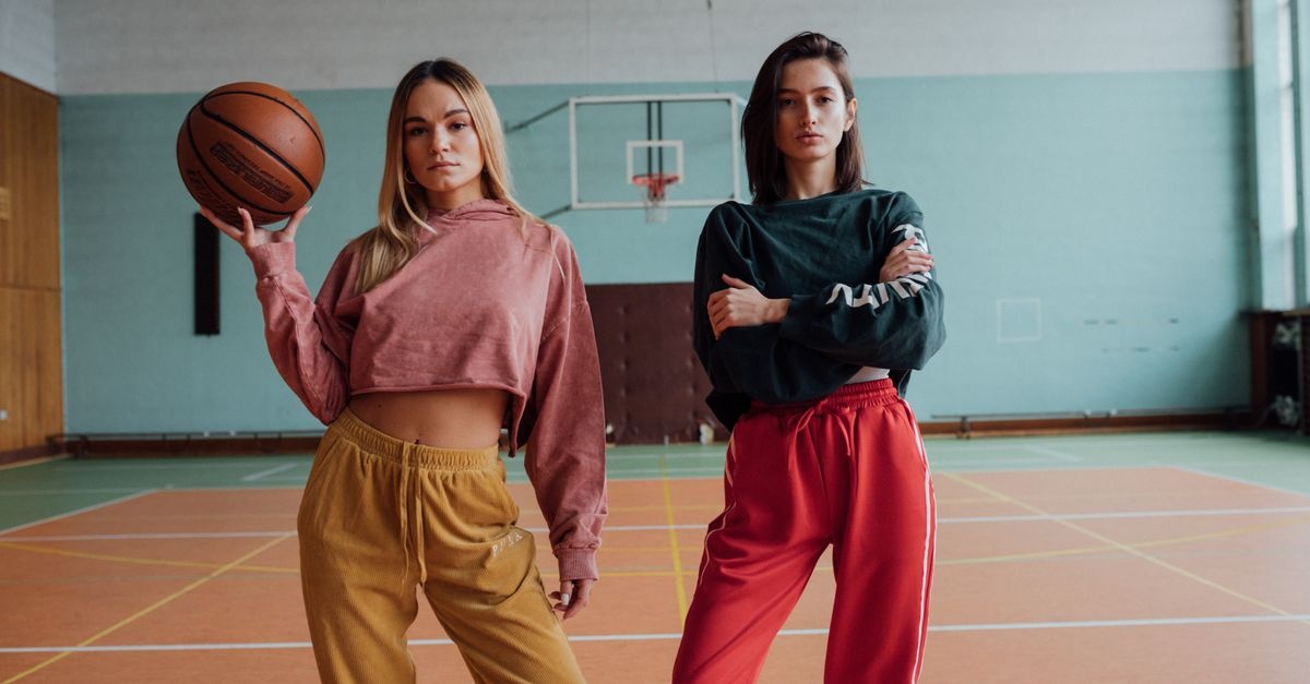 Sportowy styl z klasą: jak tworzyć wygodne zestawy na co dzień i nie wyglądać jak po treningu