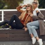 Casual bez chaosu: jak zbudować garderobę, która zawsze działa