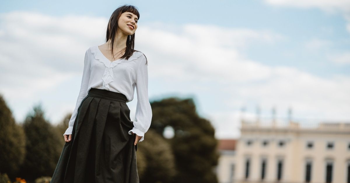 Spódnica midi bez tajemnic: 10 stylizacji, które zrobisz w 5 minut