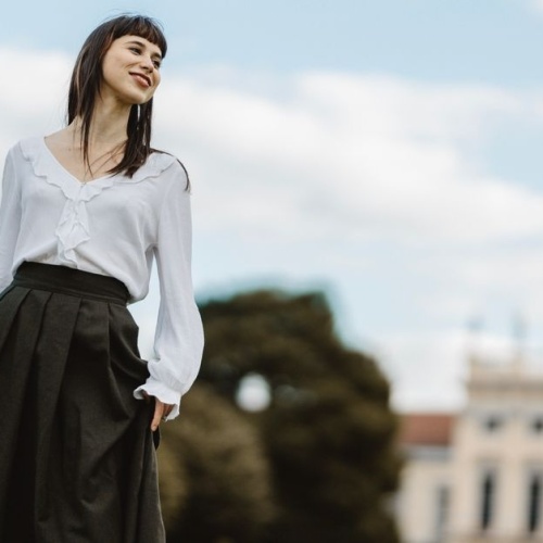 Spódnica midi bez tajemnic: 10 stylizacji, które zrobisz w 5 minut