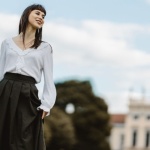 Spódnica midi bez tajemnic: 10 stylizacji, które zrobisz w 5 minut