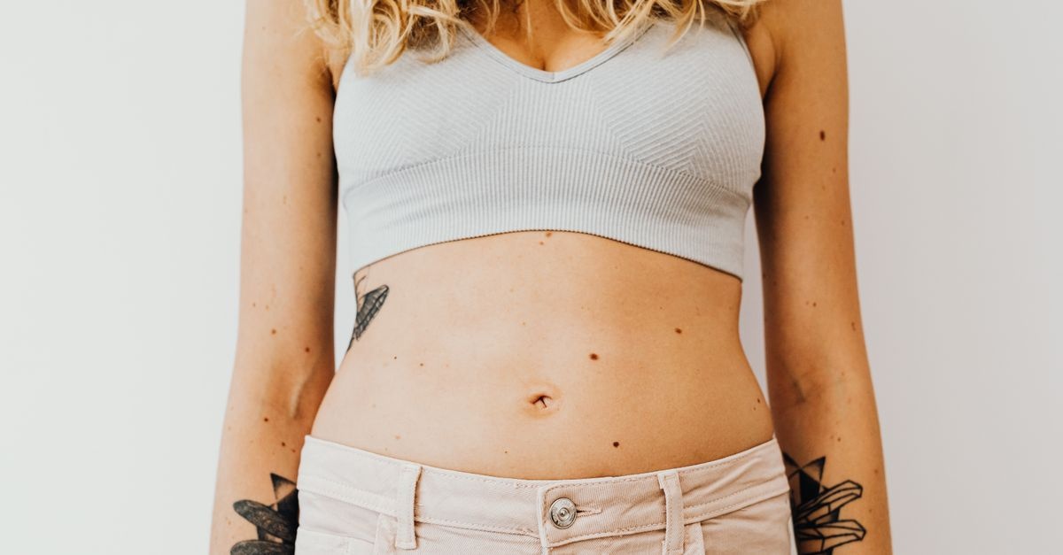 Stylowe triki, które wysmuklą sylwetkę: jak sprytnie zamaskować wystający brzuch