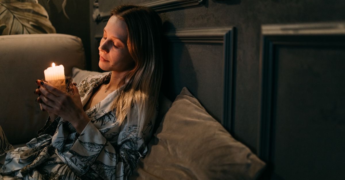 Wieczorne rytuały, które łagodzą PMS: czuła rutyna na trudne dni miesiąca