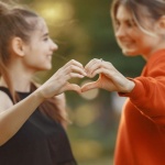 Przyjaźnie, które karmią (nie drenują): jak tworzyć zdrowe relacje na lata